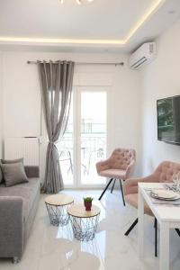 テッサロニキにある#Ioannas apartments 2bedroom houseのソファとテーブルのあるリビングルーム
