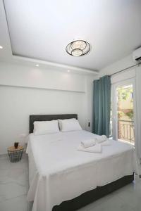 テッサロニキにある#Ioannas apartments 2bedroom houseの白いベッドルーム(大きな白いベッド1台、窓付)