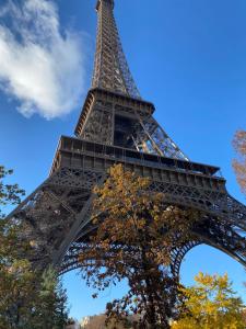 a view of the eiffel tower from below at Appartement Paris vue imprenable in Le Kremlin-Bicêtre