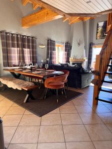 Posezení v ubytování Le Preyet