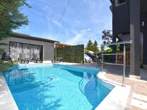 una piscina en un patio al lado de un edificio en Cozy apartment with shared pool, en Valbandon