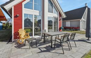 a patio with a table and chairs in front of a house at Holla Die Waldfee in Wandlitz