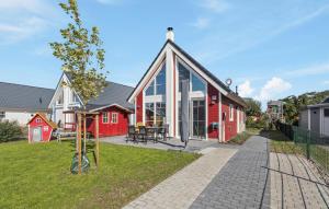 a red house with a gambrel roof at Holla Die Waldfee in Wandlitz +11 photos