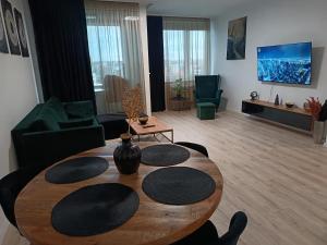 una sala de estar con una mesa de madera en una habitación en Downtown28 apartment, en Poprad