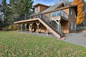 Casa grande con terraza y porche en Kenny Lodge Condo, en Namekagon