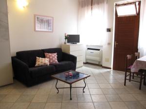 a living room with a couch and a table at Appartamento Pineta in Grado