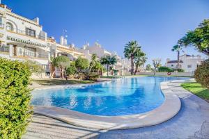 una piscina frente a una villa en Apartment in holiday community with shared pool, en Orihuela