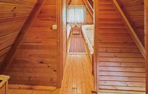 una scala in una cabina con pavimenti in legno di Ferienhaus Lühmannsdorf a Lühmannsdorf