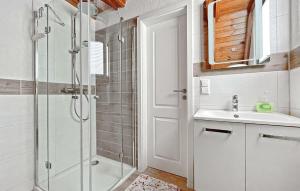 un bagno con doccia e lavandino di Ferienhaus Lühmannsdorf a Lühmannsdorf Altre 2 foto