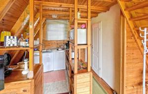 una cucina in una cabina con pareti in legno di Ferienhaus Lühmannsdorf a Lühmannsdorf