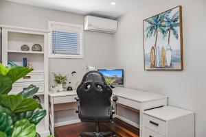 Luxury Beach House - Heated Private Pool & Heated Spa - Fire Pitt - Walk to Beach & Golf的电视和/或娱乐中心
