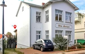 アールベックにあるFerienwohnung Ahlbeck Seebadの前に車が駐車されている白い家