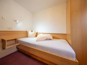 małą sypialnię z łóżkiem z oświetleniem w obiekcie Holiday Home Kleewein by Interhome w Solden