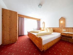 Łóżko lub łóżka w pokoju w obiekcie Holiday Home Kleewein by Interhome