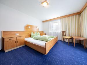 Łóżko lub łóżka w pokoju w obiekcie Holiday Home Kleewein by Interhome