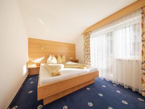 Łóżko lub łóżka w pokoju w obiekcie Holiday Home Kleewein by Interhome