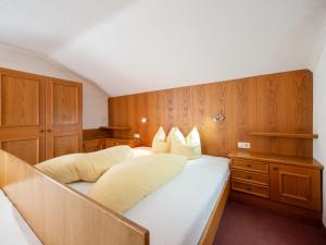 sypialnia z dużym białym łóżkiem i drewnianymi ścianami w obiekcie Holiday Home Kleewein by Interhome w Solden +25 zdjęć