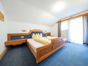 sypialnia z dużym drewnianym łóżkiem w pokoju w obiekcie Holiday Home Kleewein by Interhome w Solden