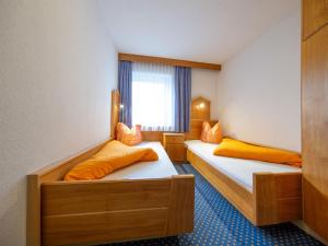 Łóżko lub łóżka w pokoju w obiekcie Holiday Home Kleewein by Interhome