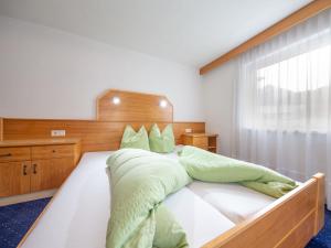 Łóżko lub łóżka w pokoju w obiekcie Holiday Home Kleewein by Interhome