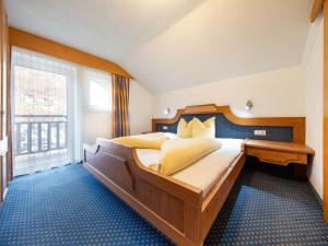 sypialnia z dużym łóżkiem i oknem w obiekcie Holiday Home Kleewein by Interhome w Solden