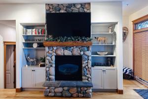 TV a/nebo společenská místnost v ubytování Tree Tops 03