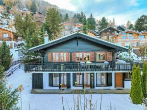 een thuis in de bergen met sneeuw op de grond bij Chalet Sven Heul by Interhome in Nendaz