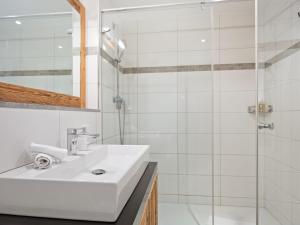 Vannituba majutusasutuses Apartment Rütschi-2 by Interhome