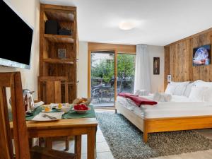 Postel nebo postele na pokoji v ubytování Apartment Rütschi-1 by Interhome