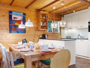 Eldhús eða eldhúskrókur á Chalet Rietsli by Interhome