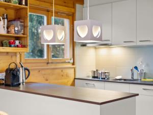 Eldhús eða eldhúskrókur á Chalet Rietsli by Interhome