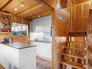 Eldhús eða eldhúskrókur á Chalet Rietsli by Interhome