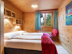 Rúm í herbergi á Chalet Rietsli by Interhome