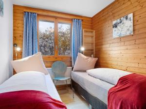 Rúm í herbergi á Chalet Rietsli by Interhome