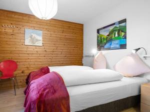 Rúm í herbergi á Chalet Rietsli by Interhome
