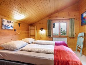 Rúm í herbergi á Chalet Rietsli by Interhome