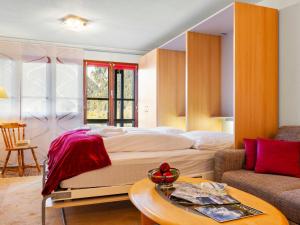 Un pat sau paturi într-o cameră la Apartment Aragon B47 by Interhome