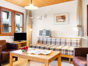 een woonkamer met een bank en een tafel bij Apartment Aragon E112 by Interhome in Fiesch
