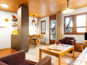 Posezení v ubytování Apartment Aragon E112 by Interhome