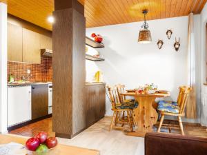 een keuken met een tafel en stoelen in een kamer bij Apartment Aragon E112 by Interhome in Fiesch +80 foto's