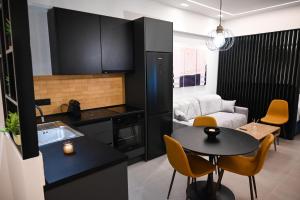 Una cocina y una sala de estar con una mesa y un sofá. en GMluxuryapartments, en Larisa 41 fotos más
