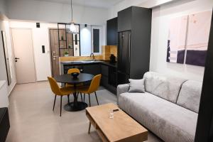 una sala de estar con un sofá y una mesa en GMluxuryapartments, en Larisa