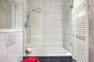 un baño con ducha y bañera en Zuckerbauernhof-Ferien in der Natur, en Sankt Georgen 47 fotos más