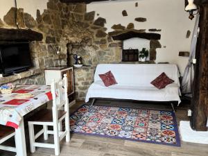 A television and/or entertainment centre at Apartment Potes Vinon - Cabaña by Interhome