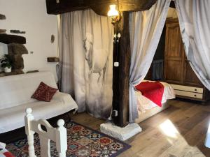A seating area at Apartment Potes Vinon - Cabaña by Interhome