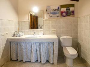 A bathroom at Apartment Potes Vinon - Cabaña by Interhome