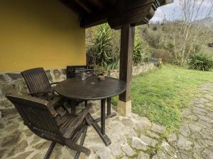 A garden outside Apartment Potes Vinon - Cabaña by Interhome