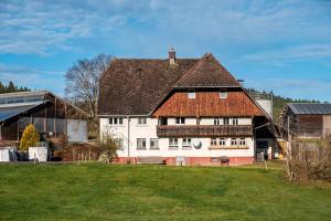Casa blanca grande con techo marrón en Zuckerbauernhof-Ferien in der Natur, en Sankt Georgen