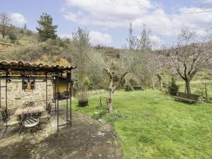 A garden outside Apartment Potes Vinon - Cabaña by Interhome