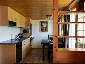 Köök või kööginurk majutusasutuses Apartment Bijou Arnensee by Interhome